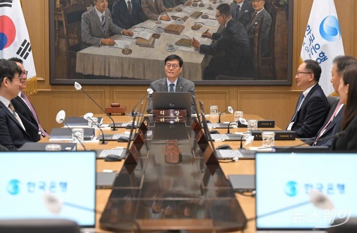이창용 한국은행 총재가 27일 오전 서울 중구 한국은행 본관에서 열린 금융통화위원회 본회의를 주재하고 있다. / 2025.11.27 뉴스웨이 이수길 사진=이수길 기자 Leo2004@newsway.co.kr