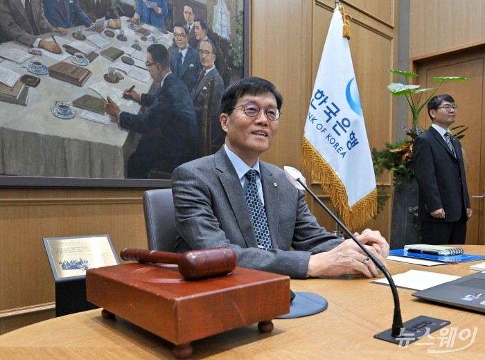 이창용 한국은행 총재가 27일 오전 서울 중구 한국은행 본관에서 열린 금융통화위원회 본회의를 주재하고 있다. / 2025.11.27 뉴스웨이 이수길 사진=이수길 기자 Leo2004@newsway.co.kr