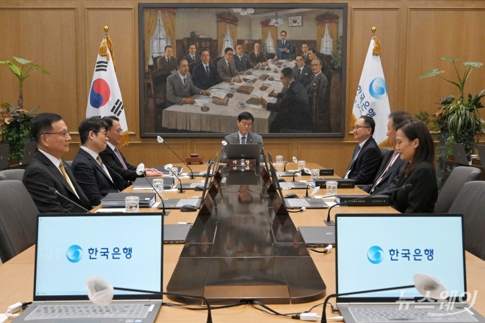 이창용 한국은행 총재가 27일 오전 서울 중구 한국은행 본관에서 열린 금융통화위원회 본회의를 주재하고 있다. / 2025.11.27 뉴스웨이 이수길 사진=이수길 기자 Leo2004@newsway.co.kr