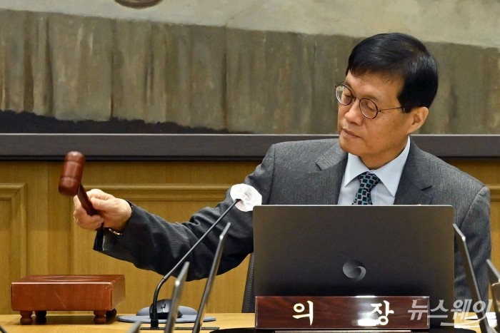 이창용 한국은행 총재가 27일 오전 서울 중구 한국은행 본관에서 열린 금융통화위원회 본회의에서 의사봉을 두드리고 있다. 사진=이수길 기자 Leo2004@newsway.co.kr