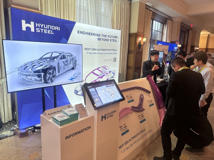 현대제철 연구원이 미국 '카바디 익스피리언스에 참석한 글로벌 고객사들에게 3세대 강판을 설명하고 있다. 사진=현대제철 제공