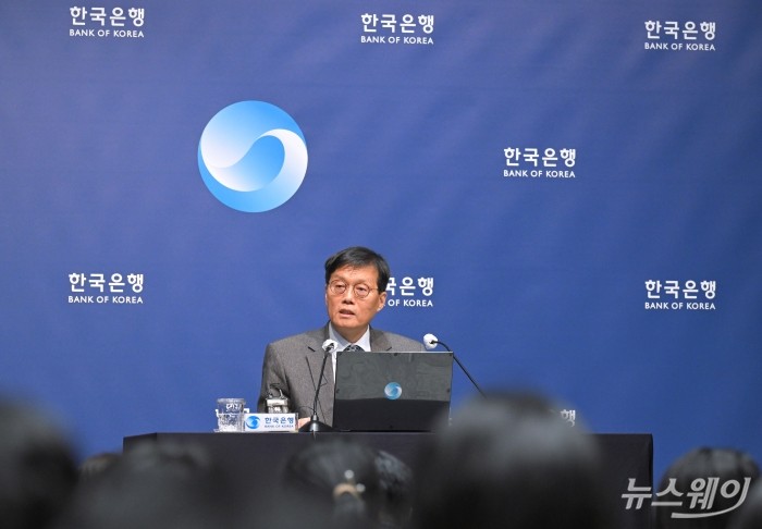 이창용 한국은행 총재가 27일 오전 서울 중구 한국은행에서 열린 통화정책방향 기자간담회에서 발언을 하고 있다. / 2025.11.27 뉴스웨이 이수길 사진=이수길 기자 Leo2004@newsway.co.kr