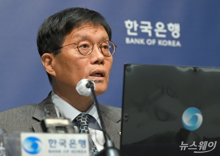 이창용 한국은행 총재가 27일 오전 서울 중구 한국은행에서 열린 통화정책방향 기자간담회에서 발언을 하고 있다. / 2025.11.27 뉴스웨이 이수길 사진=이수길 기자 Leo2004@newsway.co.kr
