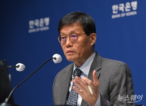 이창용 한은 총재, 기준금리 동결···&quot;고환율에 물가 높아질 우려&quot;
