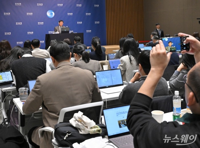 이창용 한국은행 총재가 27일 오전 서울 중구 한국은행에서 열린 통화정책방향 기자간담회에서 발언을 하고 있다. / 2025.11.27 뉴스웨이 이수길 사진=이수길 기자 Leo2004@newsway.co.kr