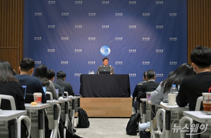 이창용 한국은행 총재가 27일 오전 서울 중구 한국은행에서 열린 통화정책방향 기자간담회에서 발언을 하고 있다. / 2025.11.27 뉴스웨이 이수길 사진=이수길 기자 Leo2004@newsway.co.kr