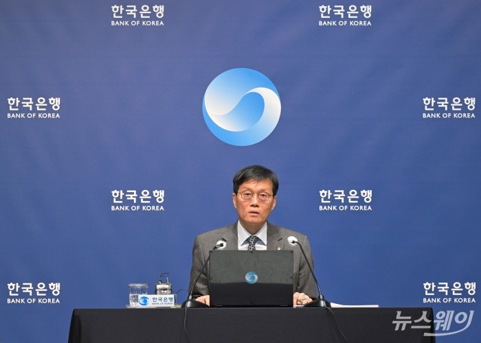 이창용 한국은행 총재가 27일 오전 서울 중구 한국은행에서 열린 통화정책방향 기자간담회에서 발언을 하고 있다. 사진=이수길 기자 Leo2004@newsway.co.kr