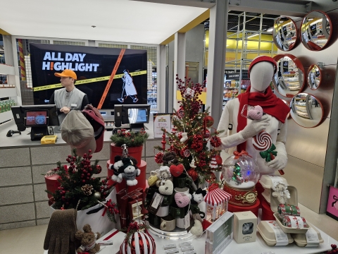 &quot;여긴 진짜 편의점 맞아?&quot; 이마트24, 성수동 힙플 접수