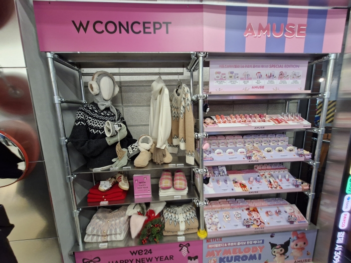 성수를 찾는 젊은 고객층이 선호하는 트렌디한 브랜드를 직접 체험할 수 있는 공간인 '브랜드팝업존'은 1020세대가 선호하는 뷰티브랜드 '어뮤즈'의 산리오 캐릭터가 들어간 베베틴트·세라믹쿠션 등 31종과 패션 플랫폼 'W컨셉'의 프론트로우 의류 및 겨울 시즌 패션용품으로 채웠다. 이후 브랜드 팝업존은 젠지세대 여성층이 선호하는 브랜드를 약 3개월마다 바꿔 선보일 예정이다./사진=조효정기자