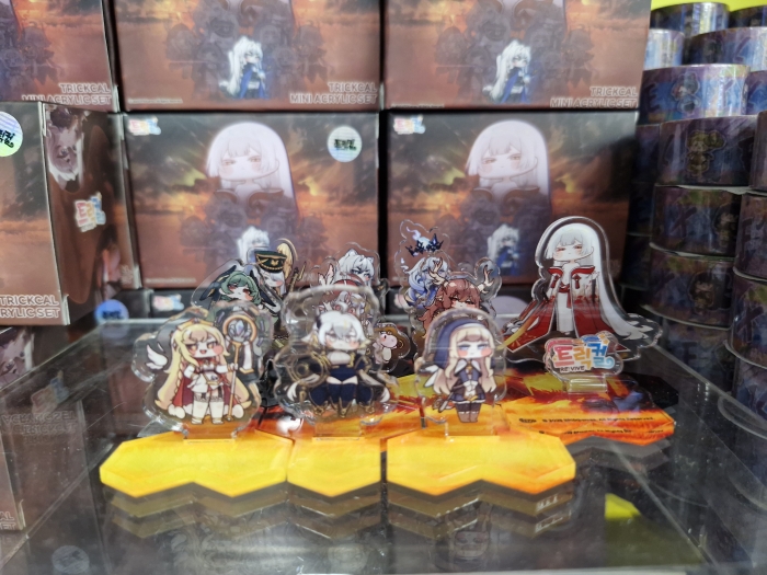 '이벤트존'에서는 10~30대가 좋아하는 차별화 신상품과 이마트24 MD들의 실험적인 트렌드 상품을 만날 수 있다. 특히 10~30대 게임 매니아들이 열광하는 '트릭컬 리바이브'의 단독 굿즈 18종을 새롭게 선보인다. 해당 굿즈는 이마트24 앱에서 28일부터 예약구매를 시작해 이후 전국 매장에서 픽업할 수 있는 상품이지만, 트렌드랩 성수에서는 굿즈를 직접 살펴보고 현장에서 구매 가능하다./사진=조효정기자