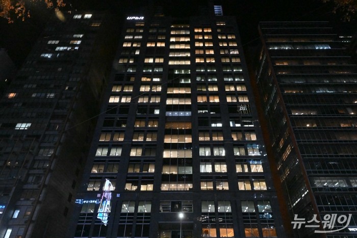 가상자산 거래소 업비트에서 보유하던 암호화폐 24종이 탈취된 27일 오후 서울 강남구 업비트 본사 건물이 보이고 있다. 이번 해킹 사고는 공교롭게도 업비트 운영사 두나무와 네이버파이낸셜이 합병 관련 기자간담회를 연 당일에 발생했다. 업비트는 애초 피해 규모를 약 540억원으로 밝혔다가 같은 날 오후 3시39분 해킹 발생 시점인 오전 4시42분 기준 시세를 반영해 445억원으로 정정했으며, 공격 탐지 후 공지까지 약 8시간이 소요되면서 '늑장 공지' 논란이 일고 있다. 사진=강민석 기자 kms@newsway.co.kr