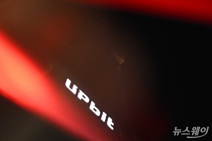 가상자산 거래소 업비트에서 보유하던 암호화폐 24종이 탈취된 27일 오후 서울 강남구 도로가에 설치된 적신호등 뒤로 업비트 본사 건물이 보이고 있다. 이번 해킹 사고는 공교롭게도 업비트 운영사 두나무와 네이버파이낸셜이 합병 관련 기자간담회를 연 당일에 발생했다. 업비트는 애초 피해 규모를 약 540억원으로 밝혔다가 같은 날 오후 3시39분 해킹 발생 시점인 오전 4시42분 기준 시세를 반영해 445억원으로 정정했으며, 공격 탐지 후 공지까지 약 8시간이 소요되면서 '늑장 공지' 논란이 일고 있다. 사진=강민석 기자 kms@newsway.co.kr