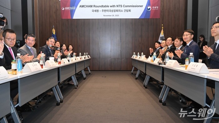 (오른쪽 두 번째)임광현 국세청장과 (왼쪽 두 번째)제임스 김 주한미국상공회의소 회장을 비롯한 내빈들이 28일 오전 서울 여의도 암참에서 열린 국세청-주한미국상공회의소 간담회에서 박수를 치고 있다. 사진=강민석 기자 kms@newsway.co.kr