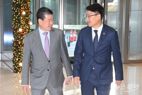 서로 마주보는 임광형 국세청장·제임스 김 주한미국상공회의소 회장