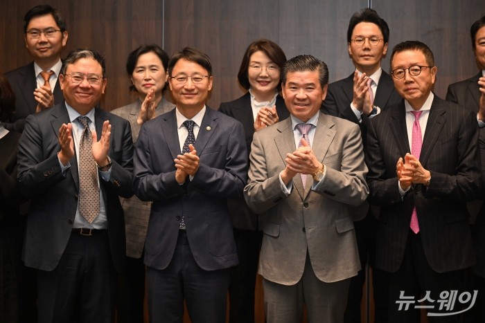 (앞 줄 왼쪽 두 번째)임광현 국세청장과 (앞 줄 오른쪽 두 번째)제임스 김 주한미국상공회의소 회장을 비롯한 내빈들이 28일 오전 서울 여의도 암참에서 열린 국세청-주한미국상공회의소간담회에서 기념촬영을 하고 있다. 사진=강민석 기자 kms@newsway.co.kr