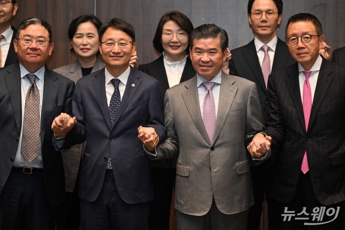 (앞 줄 왼쪽 두 번째)임광현 국세청장과 (앞 줄 오른쪽 두 번째)제임스 김 주한미국상공회의소 회장을 비롯한 내빈들이 28일 오전 서울 여의도 암참에서 열린 국세청-주한미국상공회의소간담회에서 기념촬영을 하고 있다. 사진=강민석 기자 kms@newsway.co.kr