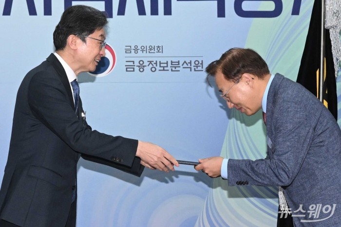 (왼쪽)이억원 금융위원회 위원장이 28일 오후 서울 중구 은행연합회에서 열린 자금세탁방지의 날에서 윤호영 카카오뱅크 대표이사에게 대통령 표창을 수여하고 있다. 사진=강민석 기자 kms@newsway.co.kr