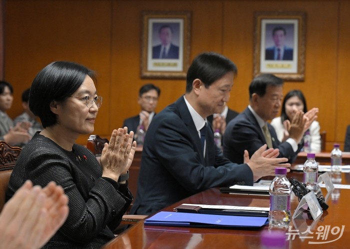 한성숙 중소벤처기업부 장관과 이찬진 금융감독원장, 서유석 금융투자협회장이 28일 서울 여의도 금융감독원에서 열린 '모험자본 생태계와 상생금융 활성화를 위한 중소벤처기업부·금융감독원 업무협약식'에서 협약서에서 박수치고 있다. 사진=이수길 기자 Leo2004@newsway.co.kr