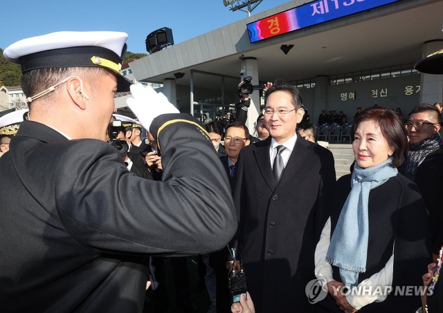 "필승" 삼성家 첫 장교된 이지호 씨...이재용, 계급장 달며 "수고했다"