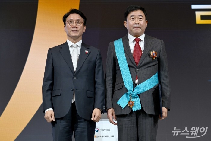 (왼쪽)김민석 국무총리가 1일 오전 중구 롯데호텔에서 열린 제11회 중견기업인의 날 기념식에서 이동현 오상헬스케어 회장에게 금탑산업훈장을 수여한 뒤 기념촬영을 하고 있다. 사진=강민석 기자 kms@newsway.co.kr