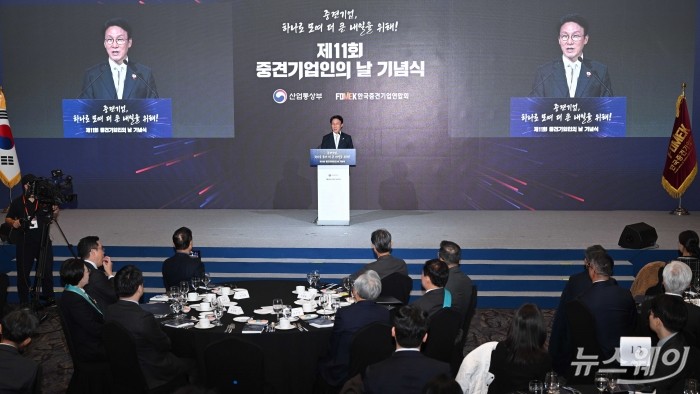 김민석 국무총리가 1일 오전 중구 롯데호텔에서 열린 제11회 중견기업인의 날 기념식에서 축사를 하고 있다. 사진=강민석 기자 kms@newsway.co.kr