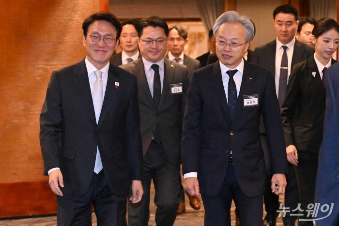 (왼쪽)김민석 국무총리와 (오른쪽)최진식 한국중견기업연합회 회장을 비롯한 내빈들이 1일 오전 중구 롯데호텔에서 열린 제11회 중견기업인의 날 기념식에 참석하기 위해 들어서고 있다. 사진=강민석 기자 kms@newsway.co.kr