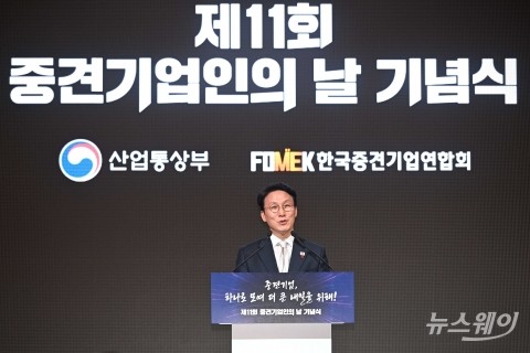 축사 밝히는 김민석 국무총리