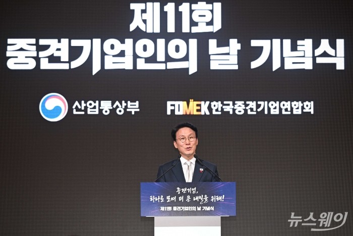 김민석 국무총리가 1일 오전 중구 롯데호텔에서 열린 제11회 중견기업인의 날 기념식에서 축사를 하고 있다. 사진=강민석 기자 kms@newsway.co.kr