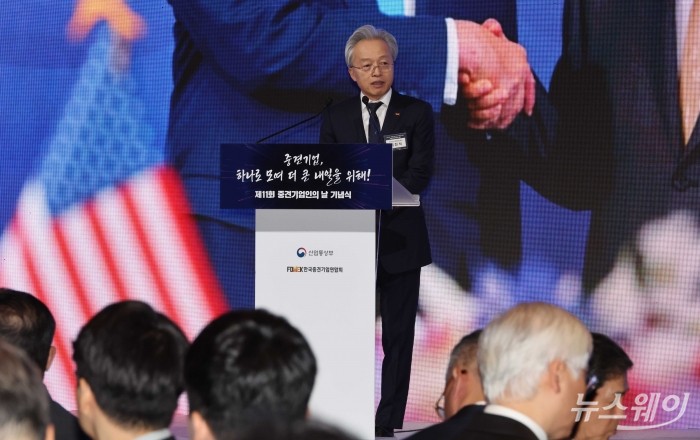 최진식 한국중견기업연합회 회장이 1일 오전 중구 롯데호텔에서 열린 제11회 중견기업인의 날 기념식에서 개회사를 하고 있다. 사진=청사사진기자단