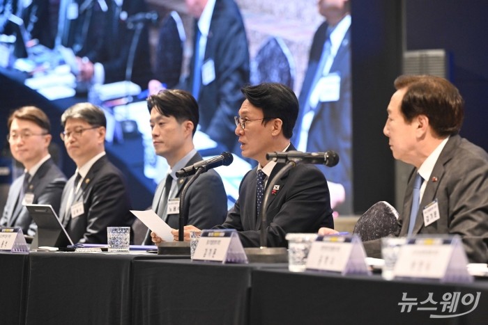 (오른쪽 두 번째)김민석 국무총리가 1일 오후 서울 여의도 중소기업중앙회에서 열린 중소기업 규제합리화 현장대화에서 인사말을 하고 있다. 사진=강민석 기자 kms@newsway.co.kr