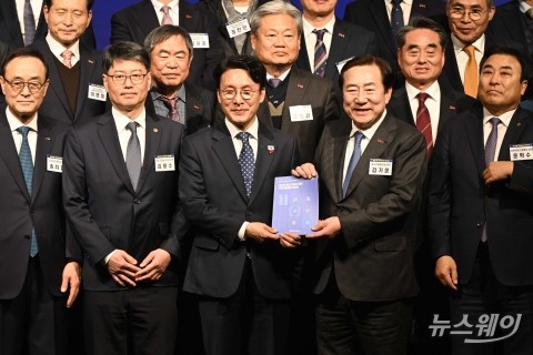 '중소기업 100대 과제' 전달 받은 김민석 국무총리