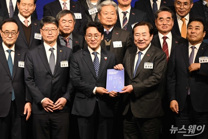 (맨 앞 왼쪽 세 번째)김민석 국무총리와 (맨 앞 오른쪽 두 번째)김기문 중소기업중앙회 회장이 1일 오후 서울 여의도 중소기업중앙회에서 열린 중소기업 규제합리화 현장대화에서 '100대 과제'를 들고 내빈들과 기념촬영을 하고 있다. 사진=강민석 기자 kms@newsway.co.kr