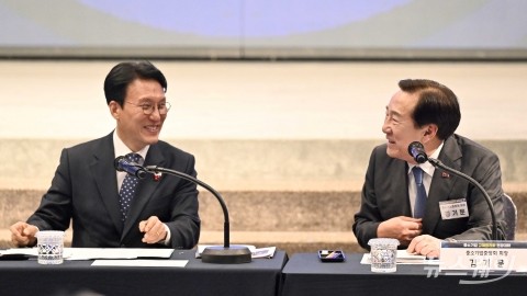 '100대 과제' 대화 나누는 김민석 총리·김기문 중기중앙회장
