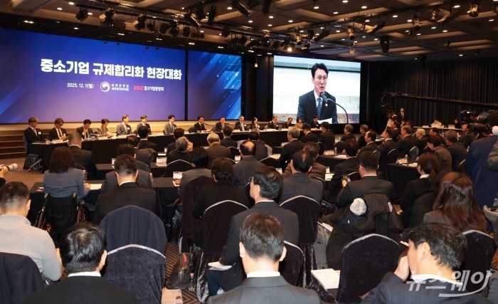 김민석 국무총리가 1일 오후 서울 여의도 중소기업중앙회에서 열린 중소기업 규제합리화 현장대화에서 인사말을 하고 있다. 사진=청사사진기자단