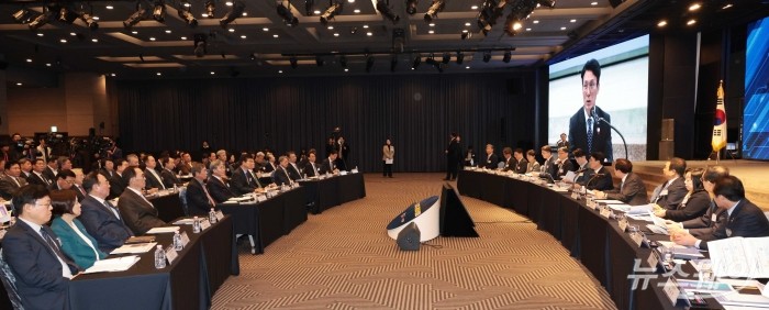 김민석 국무총리가 1일 오후 서울 여의도 중소기업중앙회에서 열린 중소기업 규제합리화 현장대화에서 인사말을 하고 있다. 사진=청사사진기자단