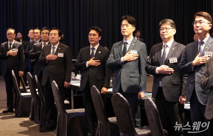 (오른쪽 네 번째)김민석 국무총리와 (왼쪽 네 번째)김기문 중소기업중앙회 회장을 비롯한 내빈들이 1일 오후 서울 여의도 중소기업중앙회에서 열린 중소기업 규제합리화 현장대화에서 국민의례를 하고 있다. 사진=청사사진기자단