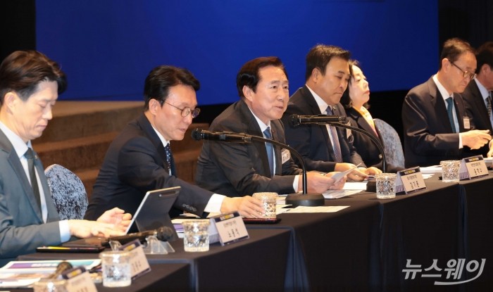 김기문 중소기업중앙회 회장이 1일 오후 서울 여의도 중소기업중앙회에서 열린 중소기업 규제합리화 현장대화에서 개회사를 하고 있다. 사진=청사사진기자단