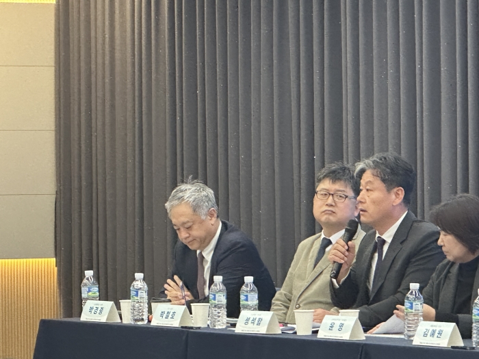 왼쪽부터 박경중 LG유플러스 대외협력담당(상무), 박철호 KT 통신정책그룹장(상무). 성석함 SK텔레콤 사업협력실장. 사진=강준혁 기자