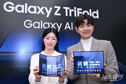폴더블 역사 새로 쓰다···3단 접히는 '갤럭시 Z 트라이폴드' 출격