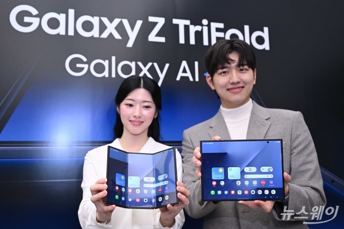 삼성전자가 2일 오전 서울 서초구 플래그십 스토어인 삼성 강남에서 기자 간담회를 열고 '갤럭시 Z 트라이폴드 신제품'을 공개하고 있다. 사진=강민석 기자 kms@newsway.co.kr