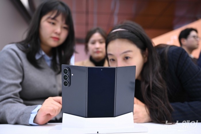 삼성전자가 2일 오전 서울 서초구 플래그십 스토어인 삼성 강남에서 기자 간담회를 열고 '갤럭시 Z 트라이폴드 신제품'을 공개하고 있다. 사진=강민석 기자 kms@newsway.co.kr