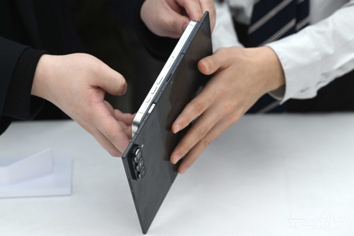 삼성전자가 2일 오전 서울 서초구 플래그십 스토어인 삼성 강남에서 기자 간담회를 열고 '갤럭시 Z 트라이폴드 신제품'을 공개하고 있다. 사진=강민석 기자 kms@newsway.co.kr