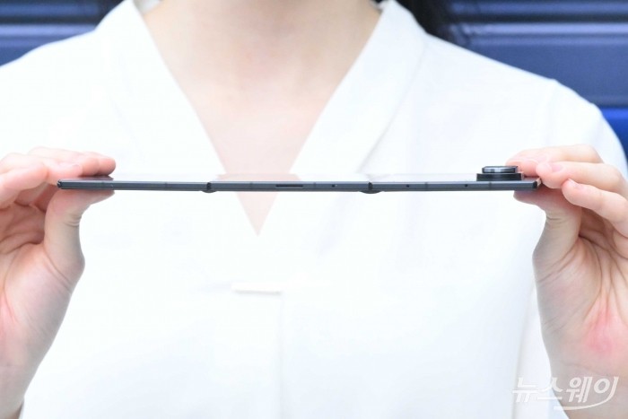 삼성전자가 2일 오전 서울 서초구 플래그십 스토어인 삼성 강남에서 기자 간담회를 열고 '갤럭시 Z 트라이폴드 신제품'을 공개하고 있다. 사진=강민석 기자 kms@newsway.co.kr