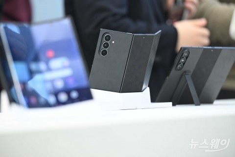 화웨이 '와이드 폴더블' 선공···삼성·애플 참전 임박