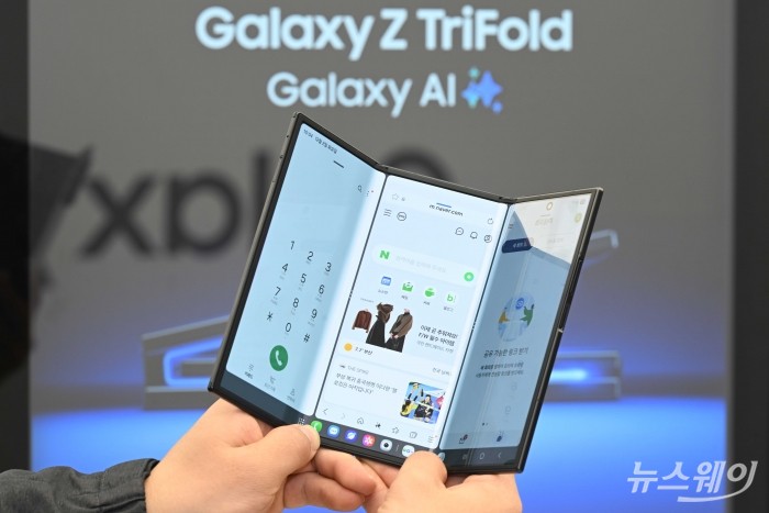 삼성전자가 2일 오전 서울 서초구 플래그십 스토어인 삼성 강남에서 기자 간담회를 열고 '갤럭시 Z 트라이폴드 신제품'을 공개하고 있다. 사진=강민석 기자 kms@newsway.co.kr