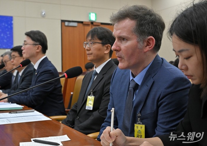 브랫 매티스 쿠팡 최고정보보안책임자(CISO)가 2일 오전 서울 여의도 국회 과학기술정보방송통신위원회에서 열린 쿠팡 침해사고 관련 현안 질의에 출석해 의원질의에 답하고 있다. 사진=이수길 기자 Leo2004@newsway.co.kr