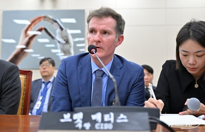 브랫 매티스 쿠팡 최고정보보안책임자(CISO)가 2일 오전 서울 여의도 국회 과학기술정보방송통신위원회에서 열린 쿠팡 침해사고 관련 현안 질의에 출석해 의원질의에 답하고 있다. 사진=이수길 기자 Leo2004@newsway.co.kr