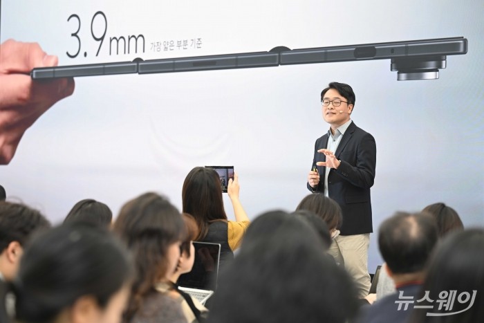 강민석 모바일경험(MX)사업부 스마트폰PP팀장(부사장)이 2일 오전 서울 서초구 플래그십 스토어인 삼성 강남에서 기자 간담회를 열고 '갤럭시 Z 트라이폴드 신제품'을 소개하고 있다. 사진=강민석 기자 kms@newsway.co.kr