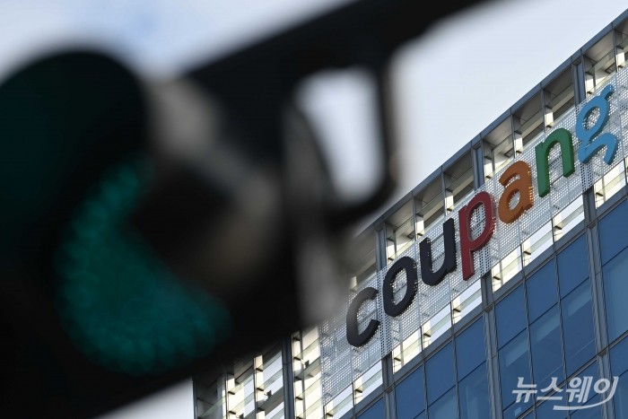 고객 정보 유출 사고 여파로 쿠팡 경영 전반까지 번지며 '탈팡'(플랫폼 탈퇴) 움직임과 최대 1조 원대 과징금·집단소송·신뢰도 하락에 따른 매출 감소 등 대규모 재무·평판 리스크 우려가 커진 2일 오후 서울 송파구 쿠팡 본사가 청신호 뒤로 보이고 있다. 사진=강민석 기자 kms@newsway.co.kr