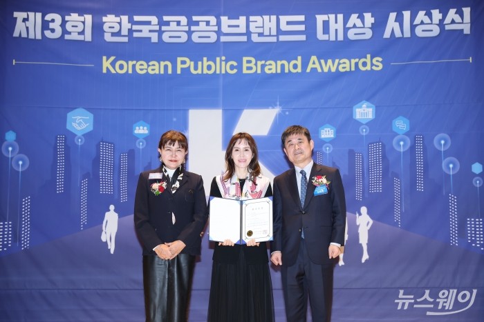 이경선 위드컬처 대표 겸 한국여성벤처협회 이사가 지난달 28일 서울 송파구 광고문화회관에서 개최된 '제3회 한국공공브랜드 대상'에서 정책 브랜드 부문 최우수상, 관광 브랜드 부문에서 대상을 각각 수상했다. 사진=위드컬처
